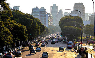 Autos circulando por avenida en Buenos Aires a la mañana