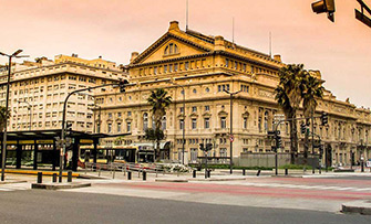 Fachada del Teatro Colón al atardecer