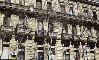 Fachada de un antiguo edificio de departamentos una tarde de Otoño