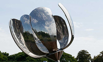 Escultura metálica de una gran flor en parque Naciones Unidas