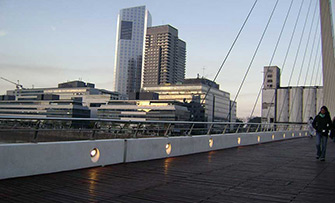 Persona paseando en un puente de Puerto Madero al atardecer