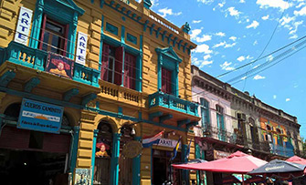 Casas coloridas en Caminito, al mediodía